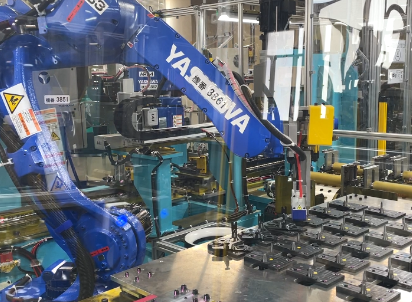 搬送機（ロボット）によるカシメ工程の自働化